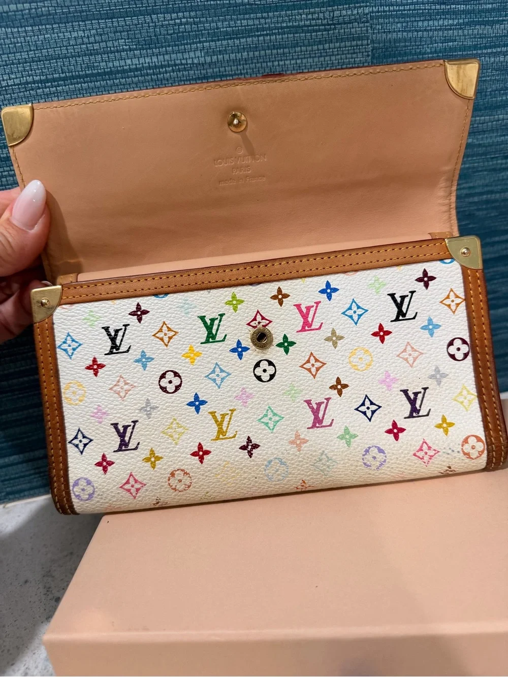 Louis Vuitton w/COA
Monogram Multicolore
International Wallet - Picture 6 of 16